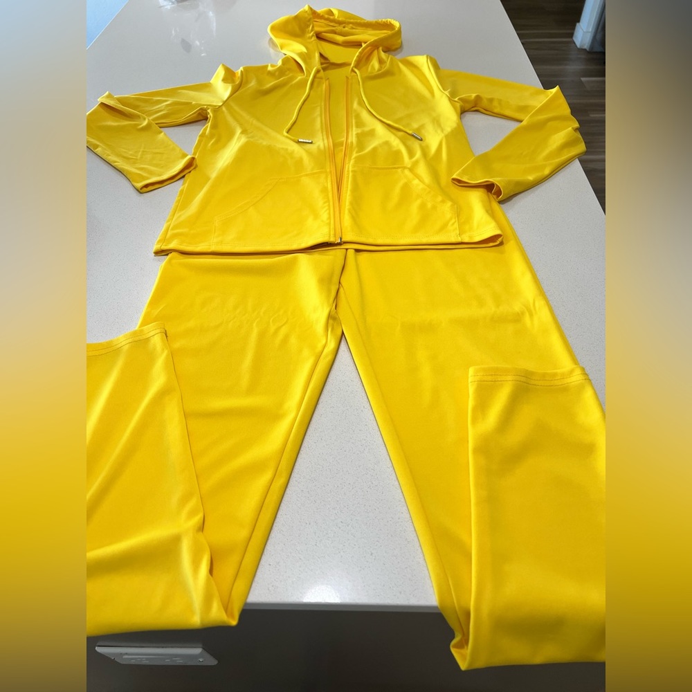 Woman’s all yellow jogging suit, size medium. Jogging suit is new.